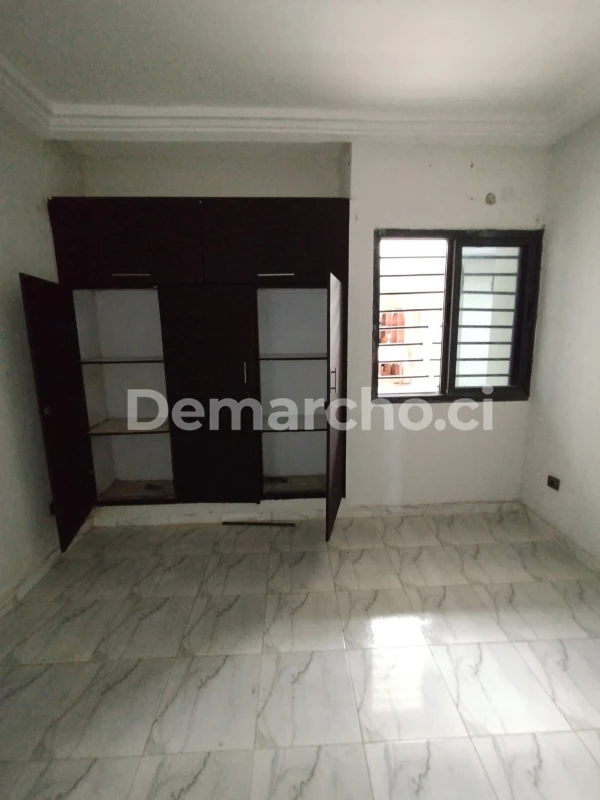 3 PIÈCES AU RDC À RIVIERA FAYA : Villa à louer à Cocody. Prix : 250 000 FCFA par mois. 2 Chambres; 2 Salles de bains.