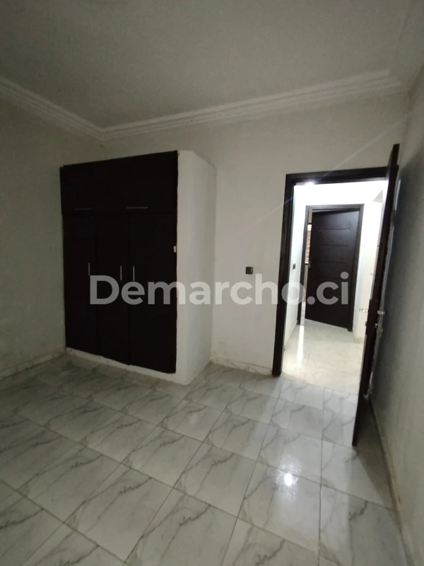 3 PIÈCES AU RDC À RIVIERA FAYA : Villa à louer à Cocody. Prix : 250 000 FCFA par mois. 2 Chambres; 2 Salles de bains.