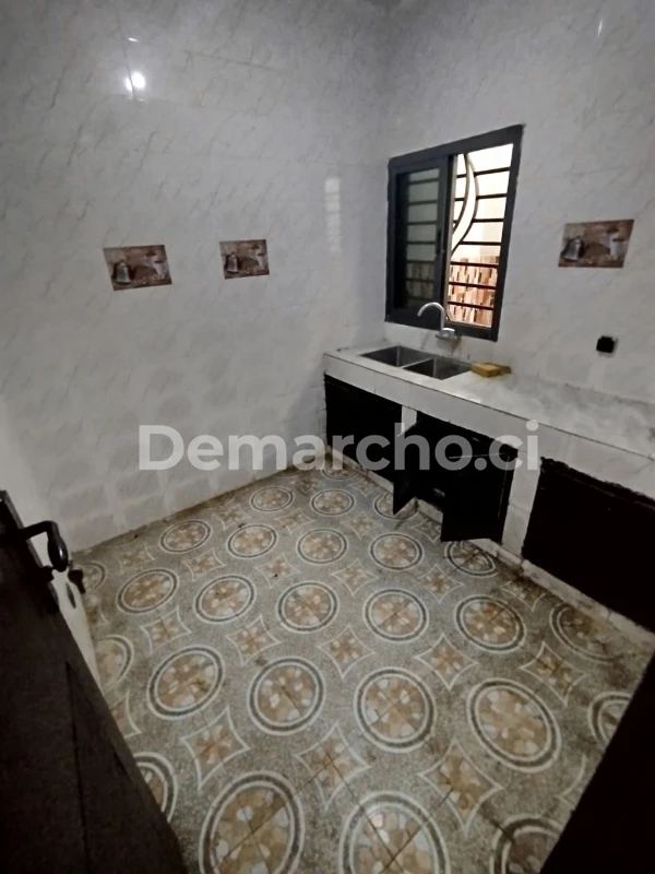 3 PIÈCES AU RDC À RIVIERA FAYA : Villa à louer à Cocody. Prix : 250 000 FCFA par mois. 2 Chambres; 2 Salles de bains.