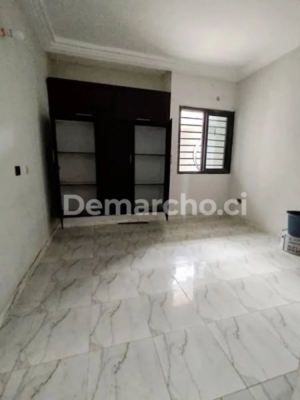 3 PIÈCES AU RDC À RIVIERA FAYA : Villa à louer à Cocody. Prix : 250 000 FCFA par mois. 2 Chambres; 2 Salles de bains.