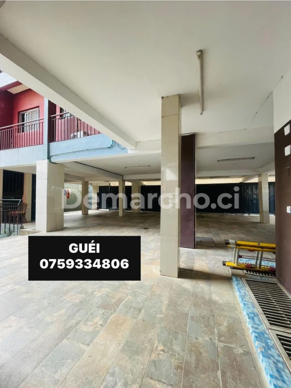 APPARTEMENT 2 PIÈCES STANDING PALMERAIE : Appartement à louer à Cocody. Prix : 220 000 FCFA par mois. 1 Chambre; 2 Salles de bains.