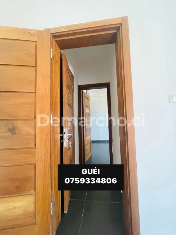 APPARTEMENT 2 PIÈCES STANDING PALMERAIE : Appartement à louer à Cocody. Prix : 220 000 FCFA par mois. 1 Chambre; 2 Salles de bains.