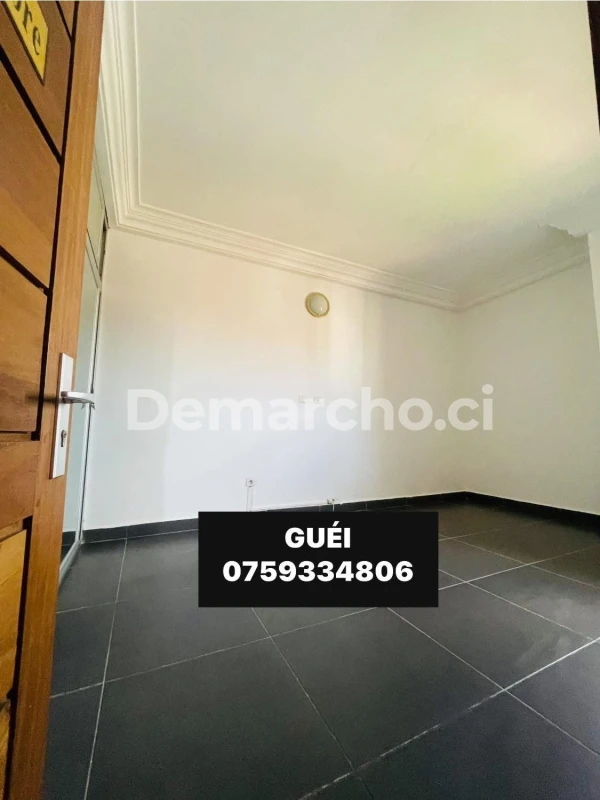 APPARTEMENT 2 PIÈCES STANDING PALMERAIE : Appartement à louer à Cocody. Prix : 220 000 FCFA par mois. 1 Chambre; 2 Salles de bains.