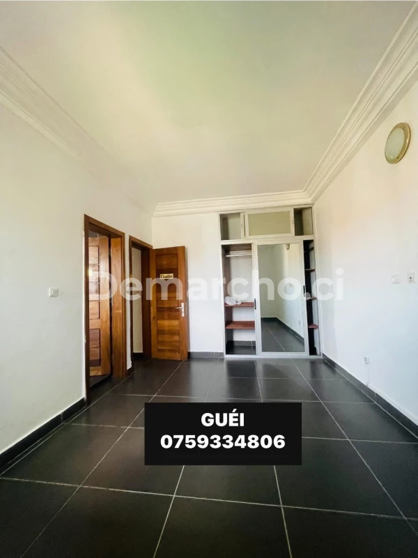 APPARTEMENT 2 PIÈCES STANDING PALMERAIE : Appartement à louer à Cocody. Prix : 220 000 FCFA par mois. 1 Chambre; 2 Salles de bains.