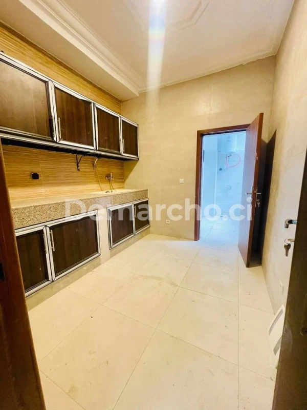 APPARTEMENT 3 & 4 PCS à ANGRE CGK : Appartement à louer à Cocody. Prix : 350 000 FCFA par mois. 3 Chambres; 4 Salles de bains.