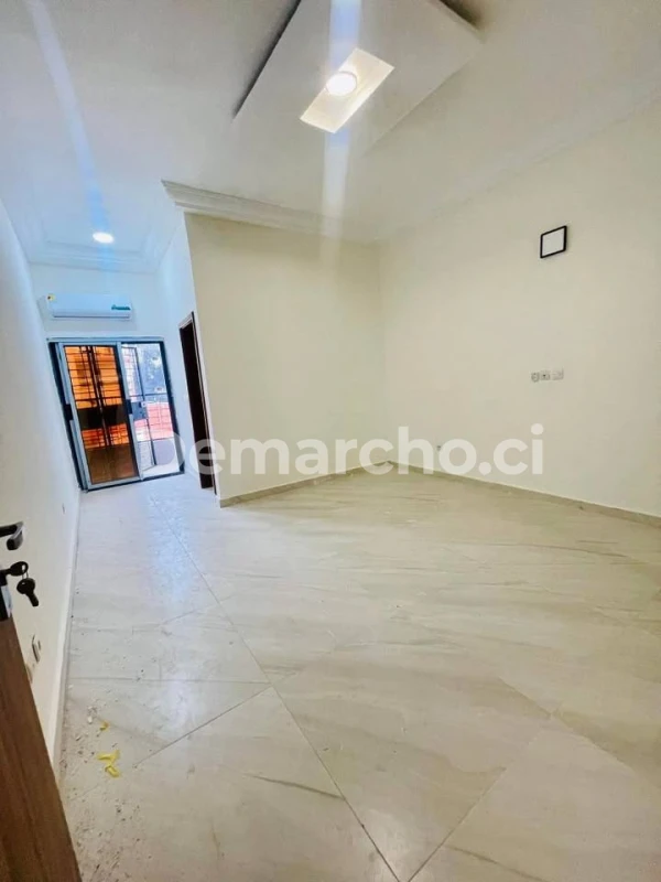 APPARTEMENT 3 & 4 PCS à ANGRE CGK : Appartement à louer à Cocody. Prix : 350 000 FCFA par mois. 3 Chambres; 4 Salles de bains.