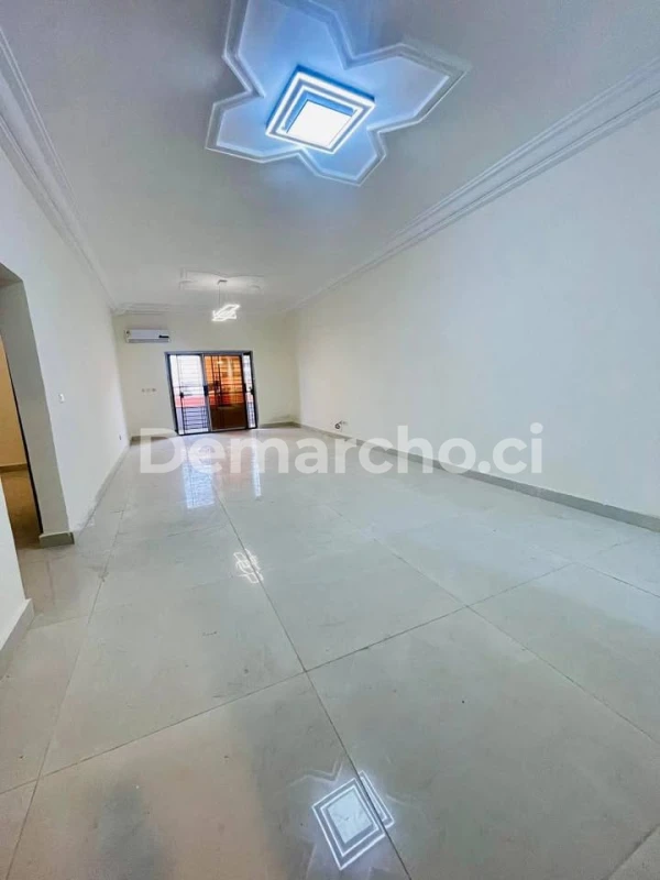 APPARTEMENT 3 & 4 PCS à ANGRE CGK : Appartement à louer à Cocody. Prix : 350 000 FCFA par mois. 3 Chambres; 4 Salles de bains.