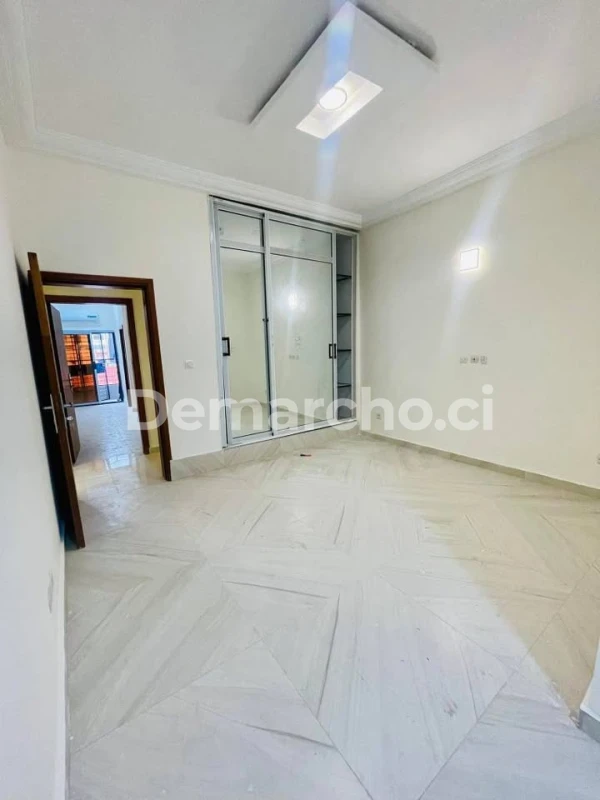 APPARTEMENT 3 & 4 PCS à ANGRE CGK : Appartement à louer à Cocody. Prix : 350 000 FCFA par mois. 3 Chambres; 4 Salles de bains.