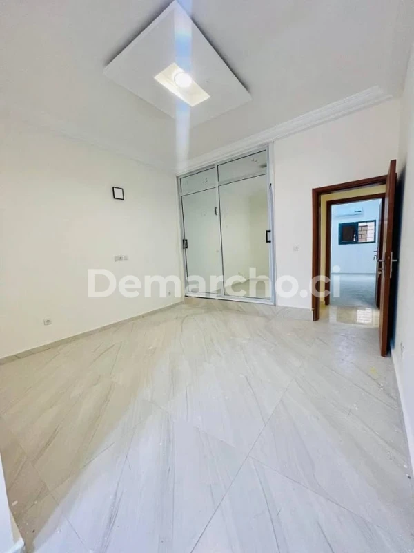 APPARTEMENT 3 & 4 PCS à ANGRE CGK : Appartement à louer à Cocody. Prix : 350 000 FCFA par mois. 3 Chambres; 4 Salles de bains.