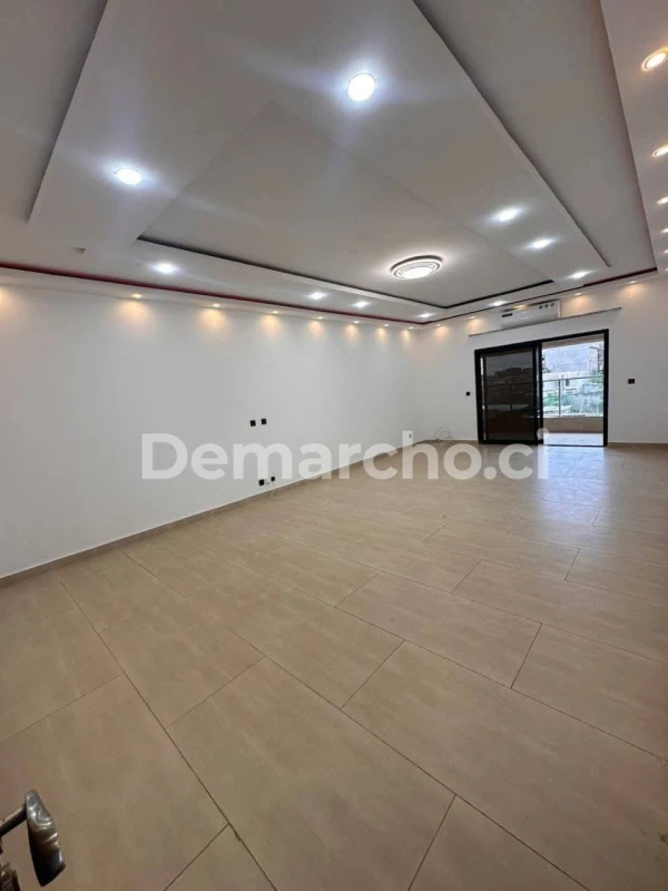 Appartement 3 pièces haut standing à Angré Nouveau CHU : Appartement à louer à Cocody. Prix : 500 000 FCFA par mois. 2 Chambres; 3 Salles de bains.