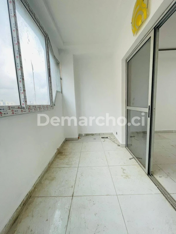 APPARTEMENT 3 PIÈCES NEUF À RIVIERA TRIANGLE : Appartement à louer à Cocody. Prix : 270 000 FCFA par mois. 2 Chambres; 3 Salles de bains.