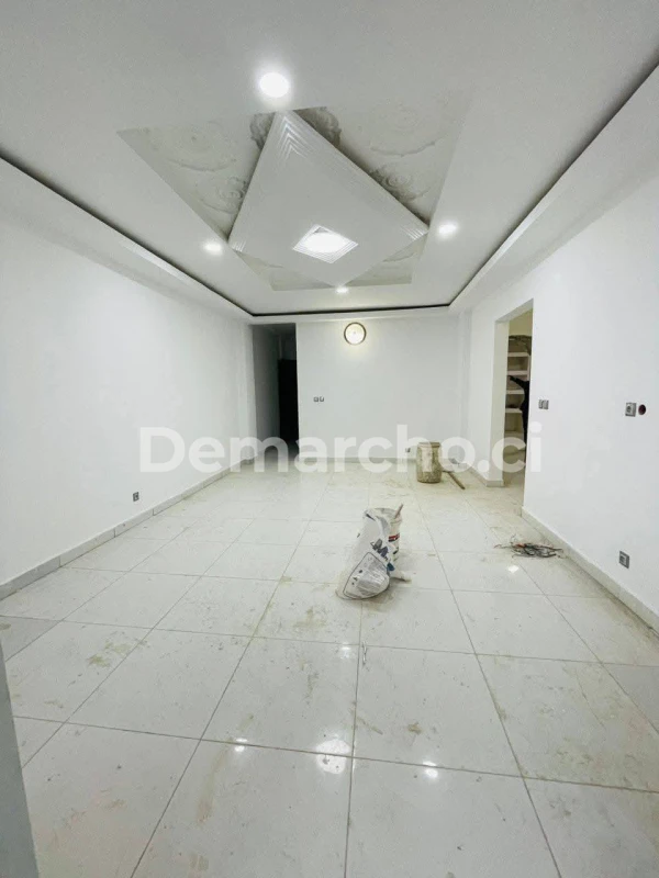 APPARTEMENT 3 PIÈCES NEUF À RIVIERA TRIANGLE : Appartement à louer à Cocody. Prix : 270 000 FCFA par mois. 2 Chambres; 3 Salles de bains.