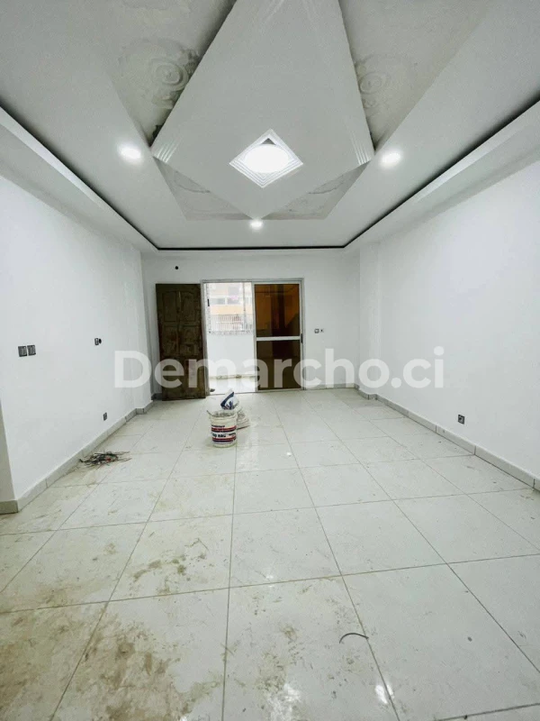 APPARTEMENT 3 PIÈCES NEUF À RIVIERA TRIANGLE : Appartement à louer à Cocody. Prix : 270 000 FCFA par mois. 2 Chambres; 3 Salles de bains.