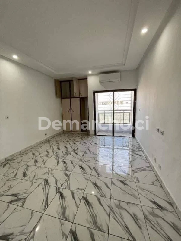 APPARTEMENT 3 PIÈCES NEUF À RIVIERA TRIANGLE : Appartement à louer à Cocody. Prix : 270 000 FCFA par mois. 2 Chambres; 3 Salles de bains.