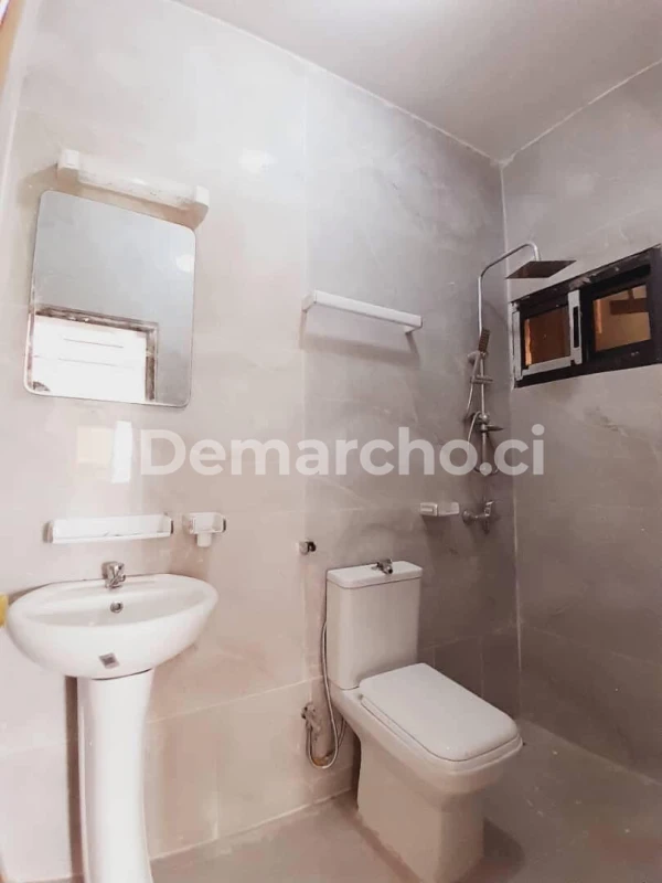 APPARTEMENT 3 PIÈCES NEUF À YAOU : Appartement à louer à Port-Bouët. Prix : 180 000 FCFA par mois. 2 Chambres; 2 Salles de bains.