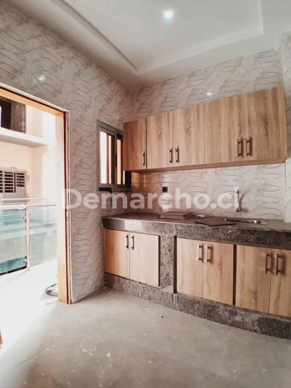 APPARTEMENT 3 PIÈCES NEUF À YAOU : Appartement à louer à Port-Bouët. Prix : 180 000 FCFA par mois. 2 Chambres; 2 Salles de bains.