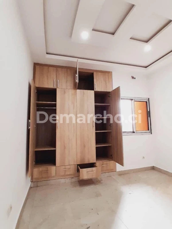 APPARTEMENT 3 PIÈCES NEUF À YAOU : Appartement à louer à Port-Bouët. Prix : 180 000 FCFA par mois. 2 Chambres; 2 Salles de bains.