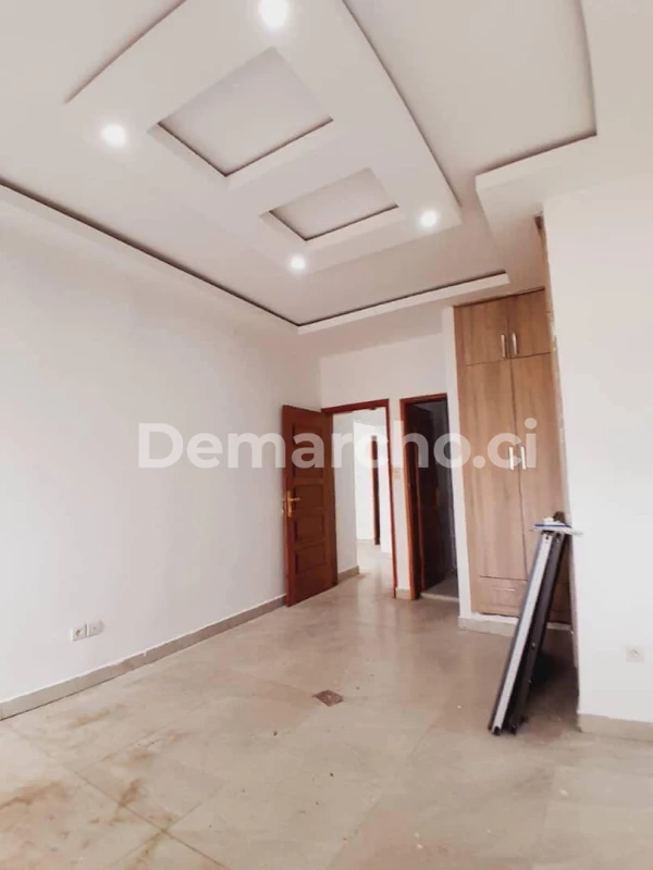 APPARTEMENT 3 PIÈCES NEUF À YAOU : Appartement à louer à Port-Bouët. Prix : 180 000 FCFA par mois. 2 Chambres; 2 Salles de bains.