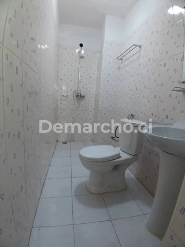 APPARTEMENT 3 PIÈCES SPACIEUX À RIVIERA FAYA : Appartement à louer à Cocody. Prix : 280 000 FCFA par mois. 2 Chambres; 2 Salles de bains.