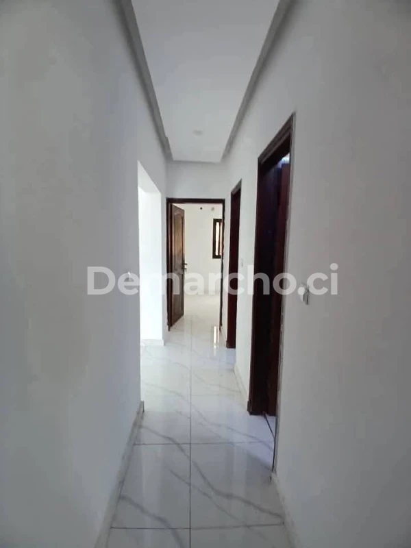 APPARTEMENT 3 PIÈCES SPACIEUX À RIVIERA FAYA : Appartement à louer à Cocody. Prix : 280 000 FCFA par mois. 2 Chambres; 2 Salles de bains.