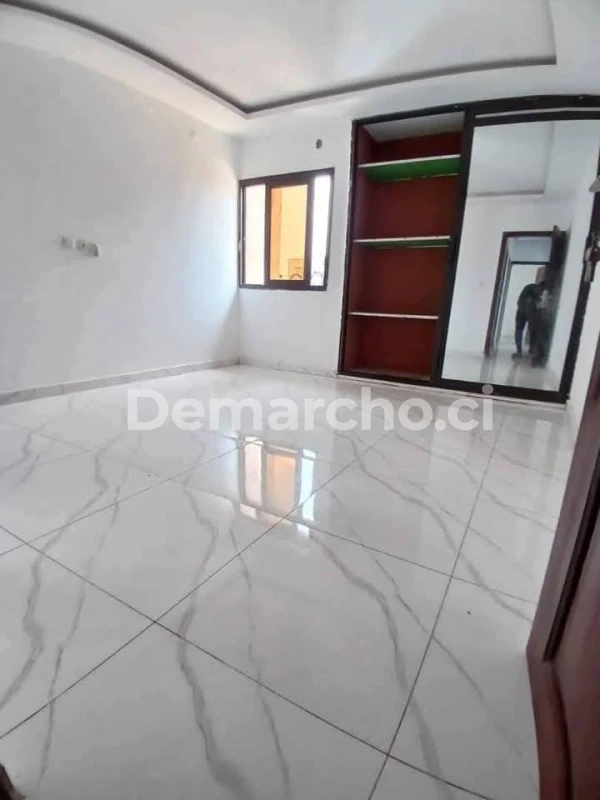 APPARTEMENT 3 PIÈCES SPACIEUX À RIVIERA FAYA : Appartement à louer à Cocody. Prix : 280 000 FCFA par mois. 2 Chambres; 2 Salles de bains.