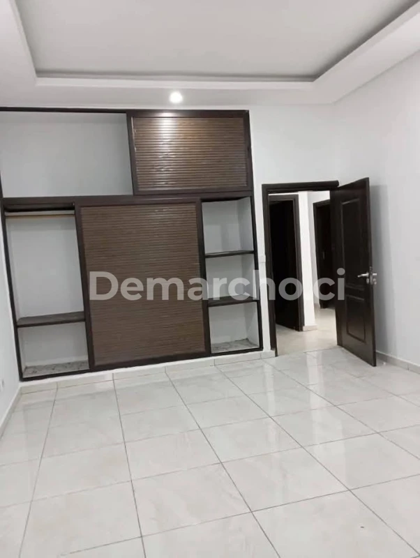 APPARTEMENT 3 PIÈCES STANDING À RIVIERA ATTOBAN : Appartement à louer à Cocody. Prix : 400 000 FCFA par mois. 2 Chambres; 2 Salles de bains.