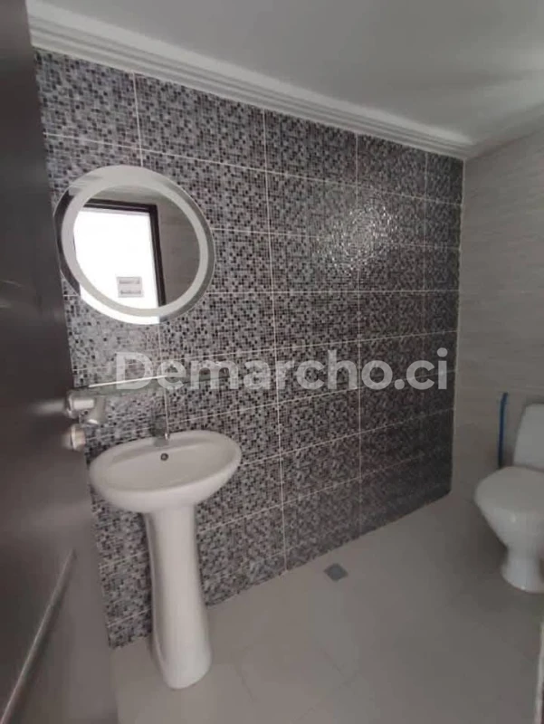 APPARTEMENT 3 PIÈCES STANDING À RIVIERA ATTOBAN : Appartement à louer à Cocody. Prix : 400 000 FCFA par mois. 2 Chambres; 2 Salles de bains.