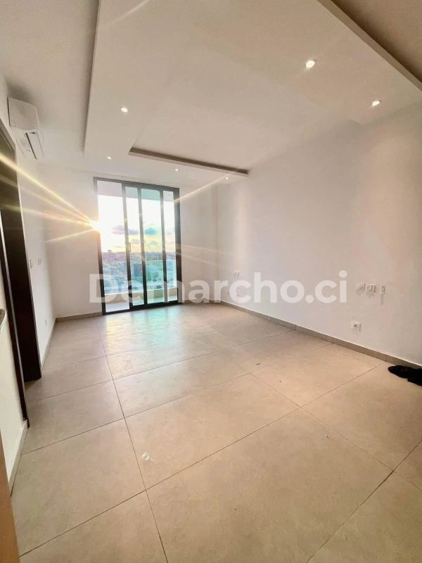 APPARTEMENT 4 PCS A ANGRE NOUVEAU CHU : Appartement à louer à Cocody. Prix : 550 000 FCFA par mois. 3 Chambres; 4 Salles de bains.