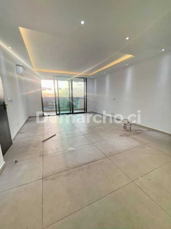 APPARTEMENT 4 PCS A ANGRE NOUVEAU CHU : Appartement à louer à Cocody. Prix : 550 000 FCFA par mois. 3 Chambres; 4 Salles de bains.