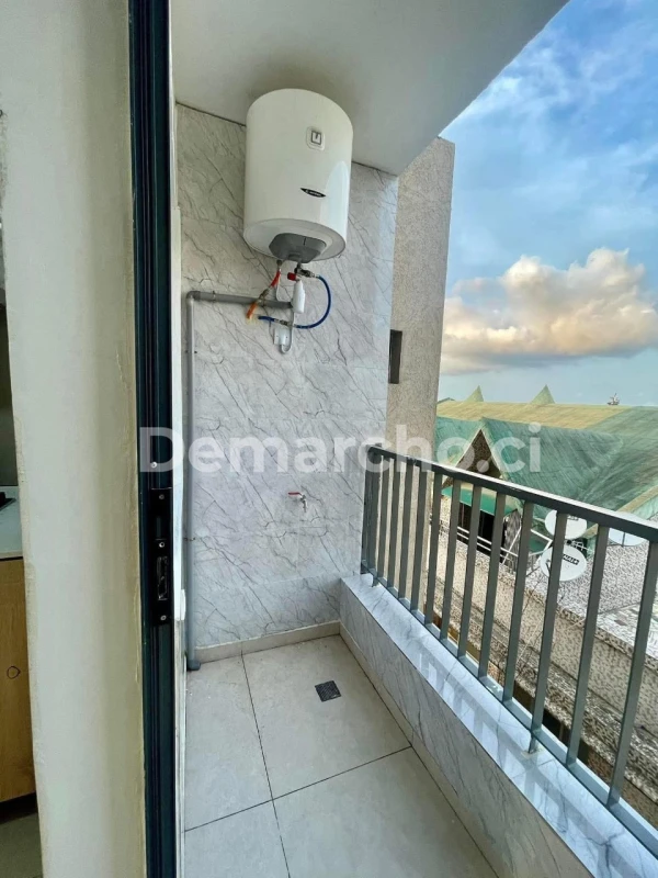 APPARTEMENT 4 PCS A ANGRE NOUVEAU CHU : Appartement à louer à Cocody. Prix : 550 000 FCFA par mois. 3 Chambres; 4 Salles de bains.