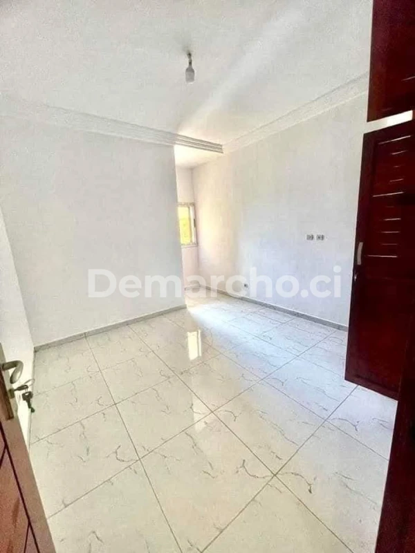 Appartements et Villas à Cocody Riviera Faya : Appartement à louer à Cocody. Prix : 80 000 FCFA par mois.