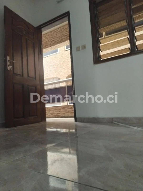 BEAU STUDIO A FAYA : Studio à louer à Cocody. Prix : 130 000 FCFA par mois.