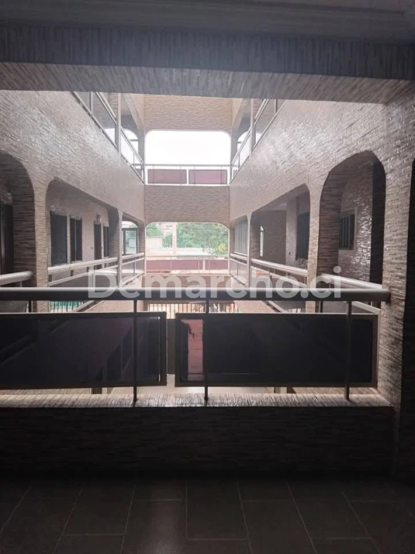 BEAU STUDIO A FAYA : Studio à louer à Cocody. Prix : 130 000 FCFA par mois.