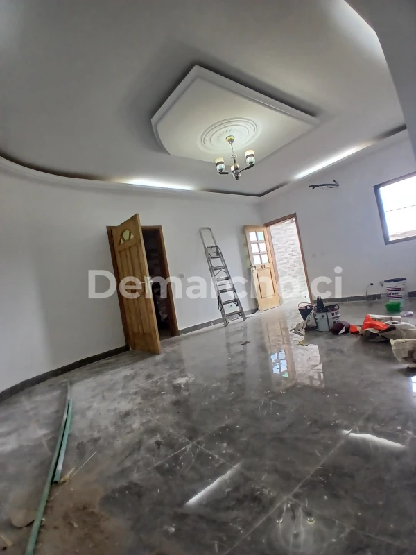 BEAUX APPARTEMENTS 3 PIÈCES STANDING : Appartement à louer à Cocody. Prix : 300 000 FCFA par mois. 2 Chambres; 2 Salles de bains.