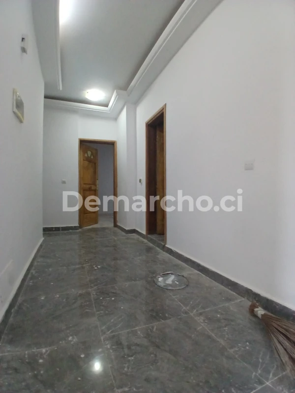 BEAUX APPARTEMENTS 3 PIÈCES STANDING : Appartement à louer à Cocody. Prix : 300 000 FCFA par mois. 2 Chambres; 2 Salles de bains.