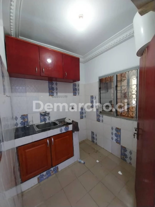 GRAND STUDIO AMERICAIN A FAYA : Studio à louer à Cocody. Prix : 130 000 FCFA par mois.