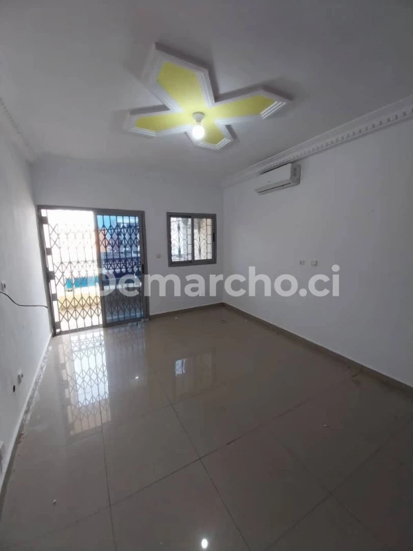 GRAND STUDIO AMERICAIN A FAYA : Studio à louer à Cocody. Prix : 130 000 FCFA par mois.