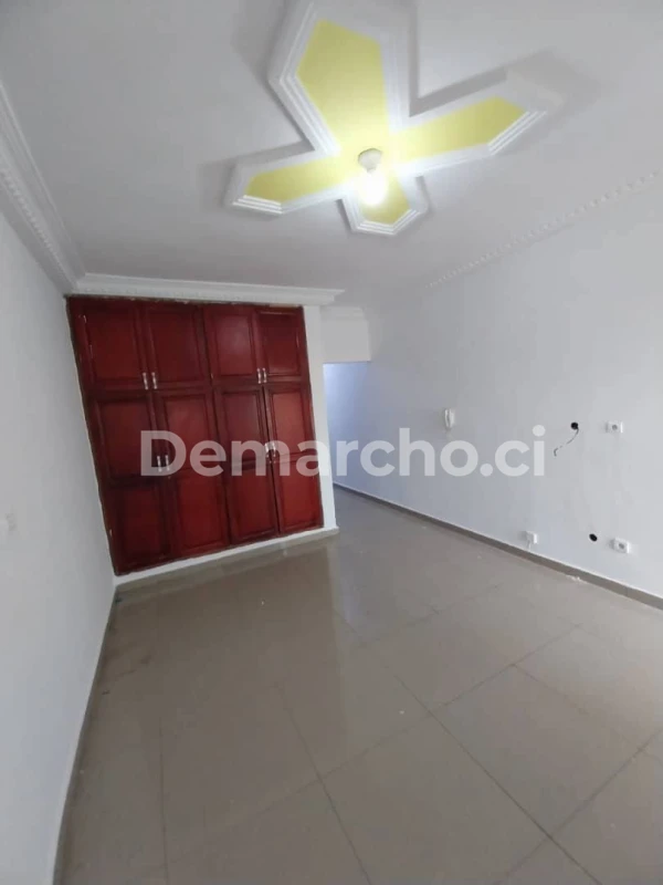 GRAND STUDIO AMERICAIN A FAYA : Studio à louer à Cocody. Prix : 130 000 FCFA par mois.