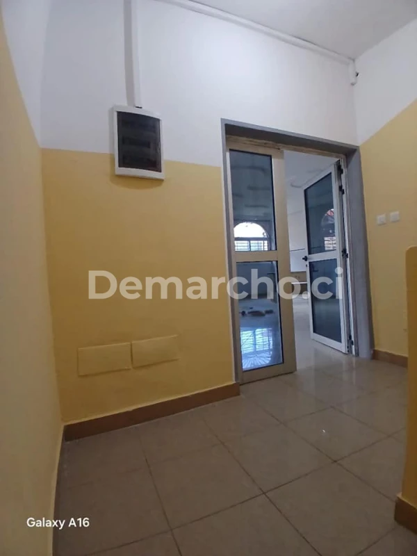 Grande Villa Duplex 7 pièces à Bingerville : Villa à louer à Bingerville. Prix : 500 000 FCFA par mois. 6 Chambres; 7 Salles de bains.