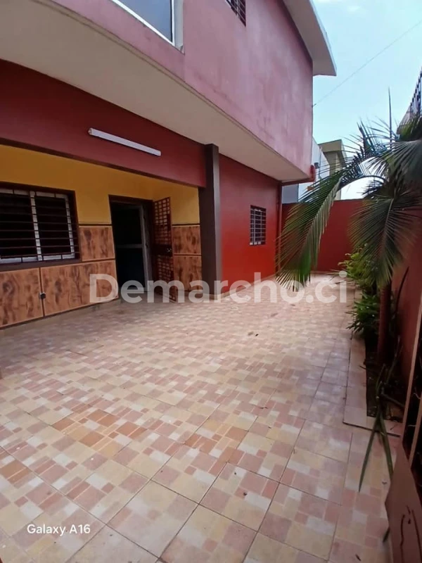 Grande Villa Duplex 7 pièces à Bingerville : Villa à louer à Bingerville. Prix : 500 000 FCFA par mois. 6 Chambres; 7 Salles de bains.