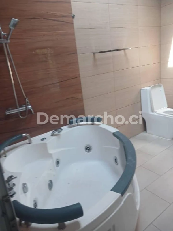 Magnifique Villa Duplex à Riviera Golf 4 : Villa à louer à Cocody. Prix : 3 500 000 FCFA par mois. 3 Chambres; 5 Salles de bains.