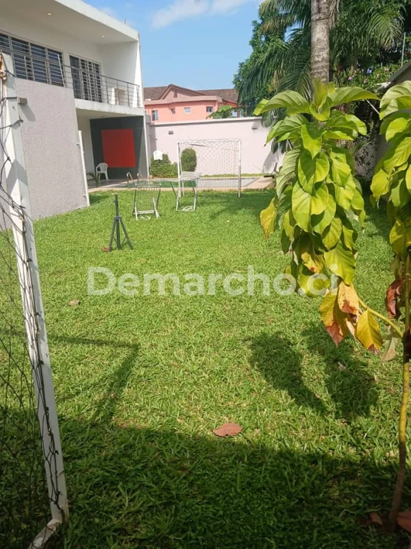 Magnifique Villa Duplex à Riviera Golf 4 : Villa à louer à Cocody. Prix : 3 500 000 FCFA par mois. 3 Chambres; 5 Salles de bains.