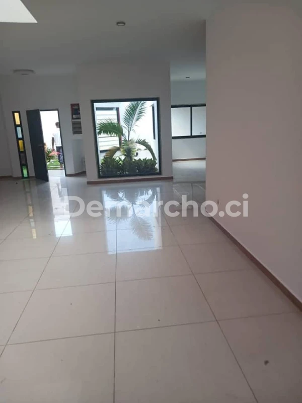 Magnifique Villa Duplex à Riviera Golf 4 : Villa à louer à Cocody. Prix : 3 500 000 FCFA par mois. 3 Chambres; 5 Salles de bains.