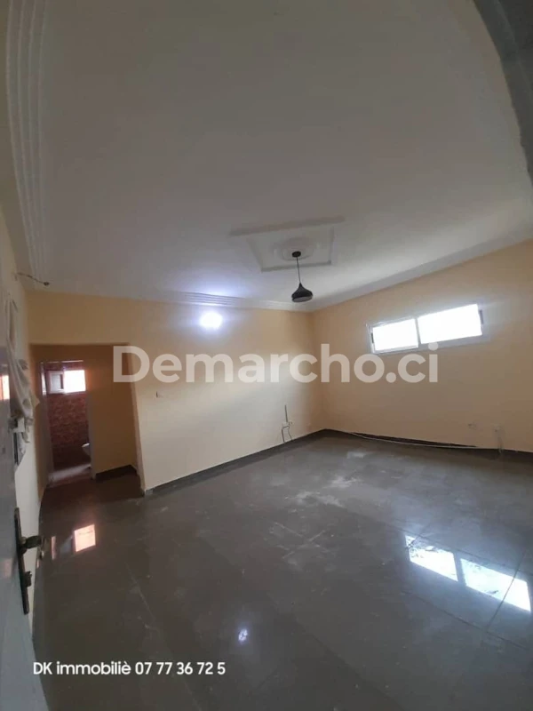 MAISON 2 PCS PALMERAIE ST VIATEUR : Appartement à louer à Cocody. Prix : 170 000 FCFA par mois. 1 Chambre; 2 Salles de bains.