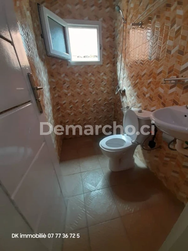 MAISON 2 PCS PALMERAIE ST VIATEUR : Appartement à louer à Cocody. Prix : 170 000 FCFA par mois. 1 Chambre; 2 Salles de bains.