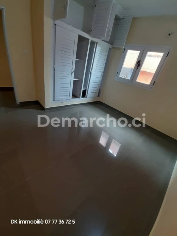 MAISON 2 PCS PALMERAIE ST VIATEUR : Appartement à louer à Cocody. Prix : 170 000 FCFA par mois. 1 Chambre; 2 Salles de bains.