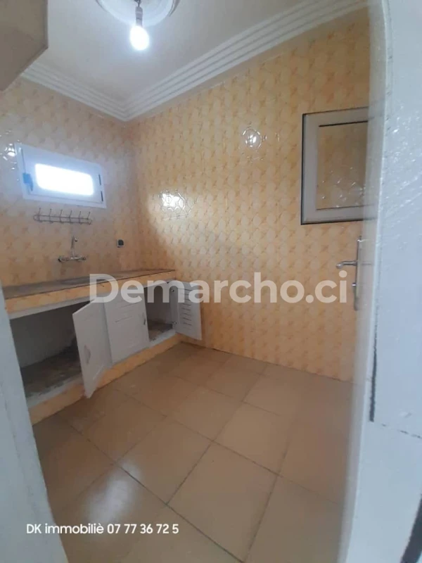 MAISON 2 PCS PALMERAIE ST VIATEUR : Appartement à louer à Cocody. Prix : 170 000 FCFA par mois. 1 Chambre; 2 Salles de bains.