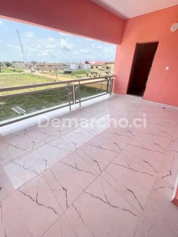 MAISON 4 PIÈCES À GRAND-BASSAM : Appartement à louer à Grand-Bassam. Prix : 300 000 FCFA par mois. 3 Chambres; 4 Salles de bains.