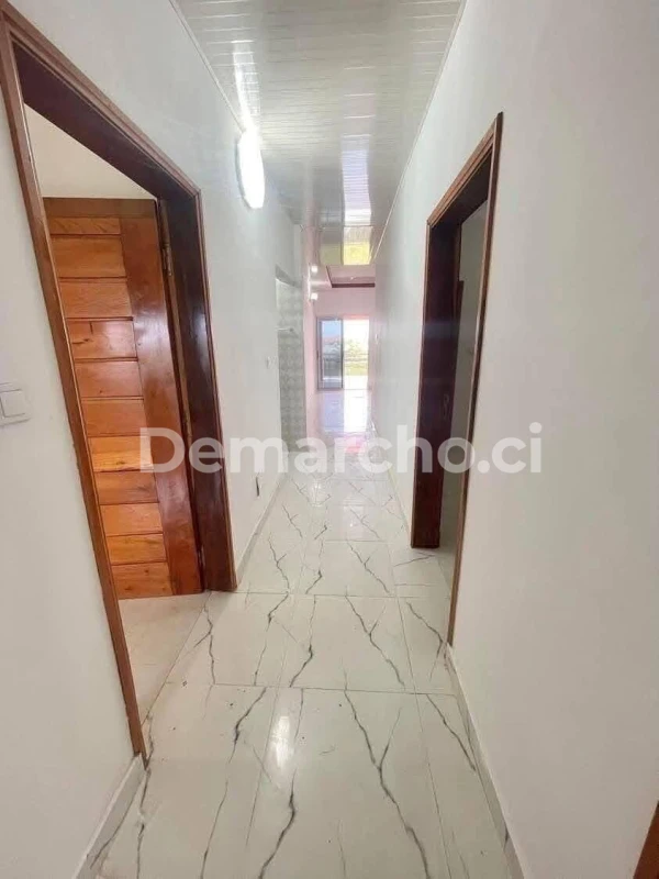 MAISON 4 PIÈCES À GRAND-BASSAM : Appartement à louer à Grand-Bassam. Prix : 300 000 FCFA par mois. 3 Chambres; 4 Salles de bains.