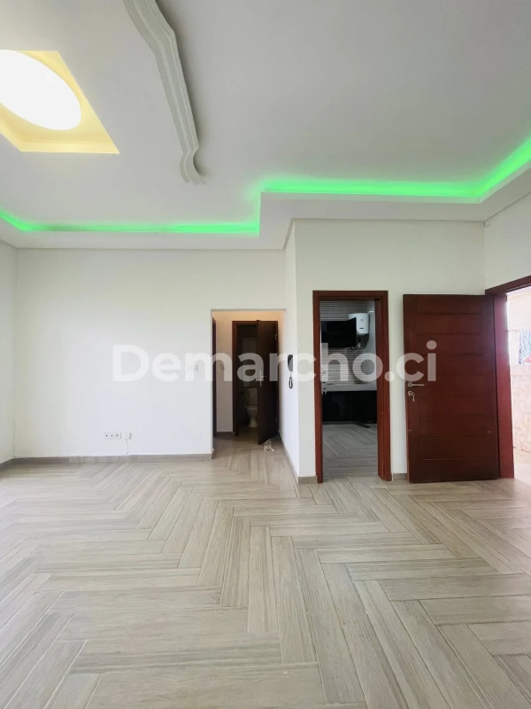 PENTHOUSE 2 PIÈCES À RIVIERA PALMERAIE : Appartement à louer à Cocody. Prix : 250 000 FCFA par mois. 1 Chambre; 2 Salles de bains.